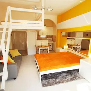 Sunny With Balcony In Party District Apartment