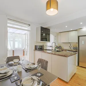 https://3-bed-5-guests-monthly-discount.brighton-hotels-england.com